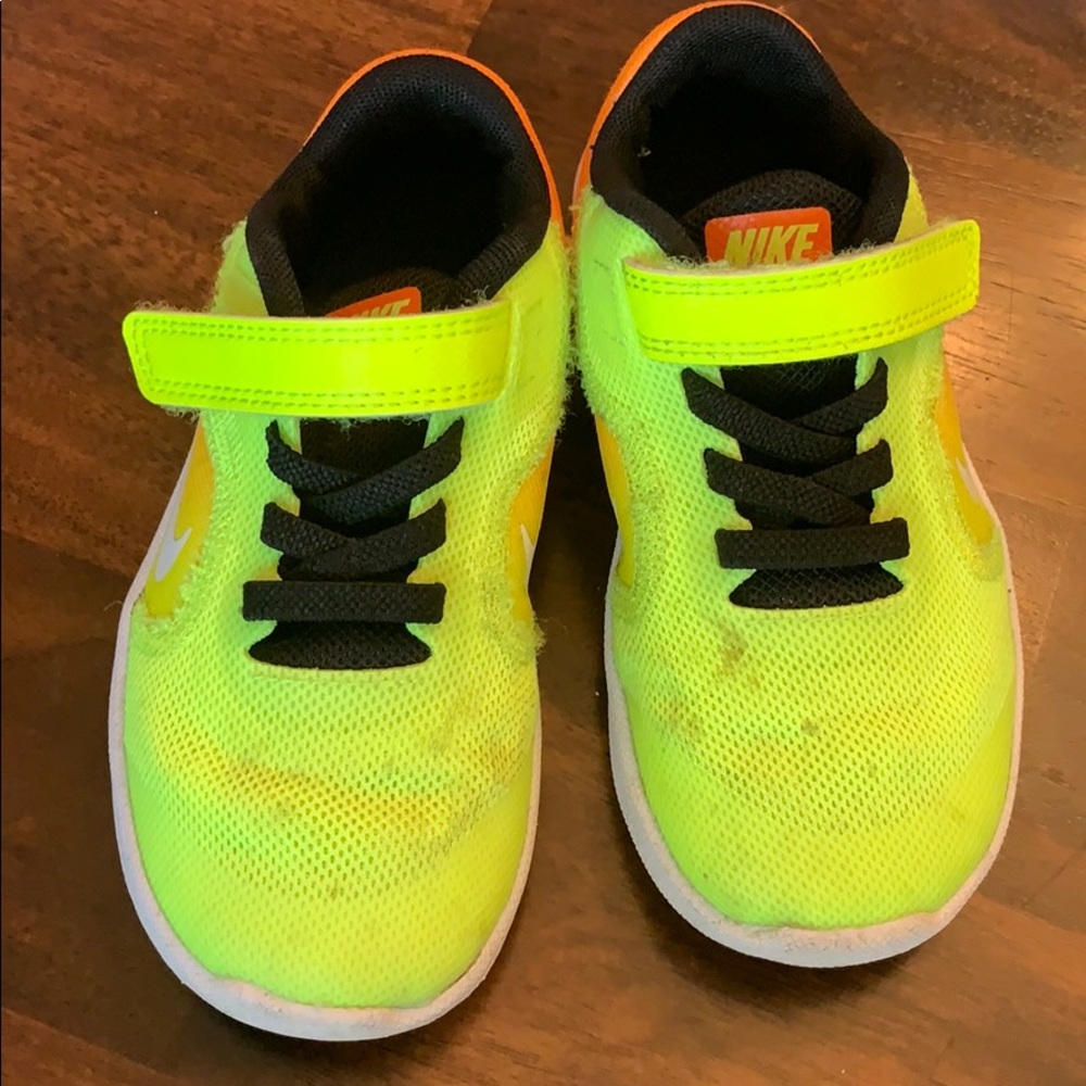 NIKE Revolution 3 tennis shoes
